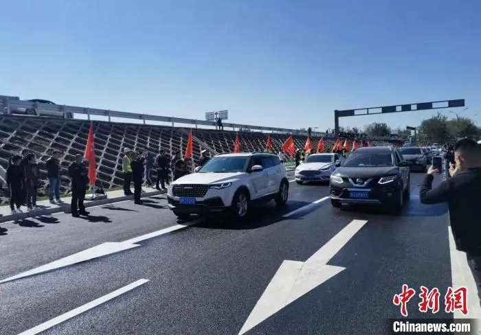 图为开通仪式后首批驶过燕郊出口立交枢纽的车辆。　宋敏涛 摄