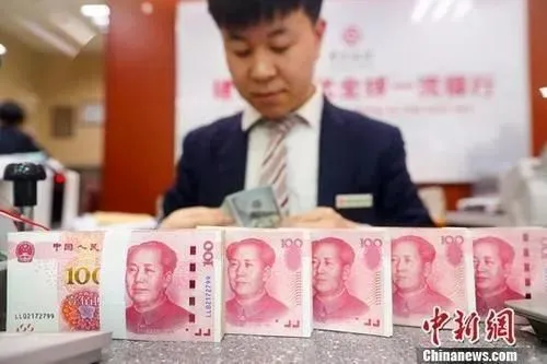 资料图：银行工作人员清点货币。中新社记者 张云 摄
