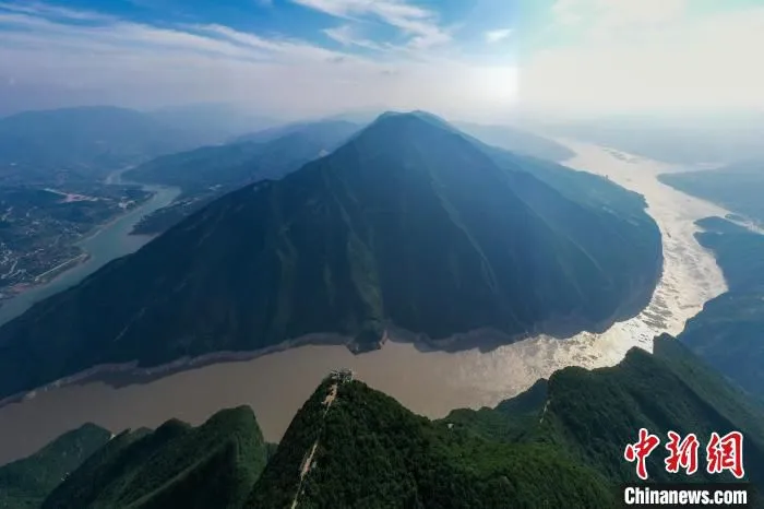 图为奉节三峡之巅景观。　何蓬磊 摄