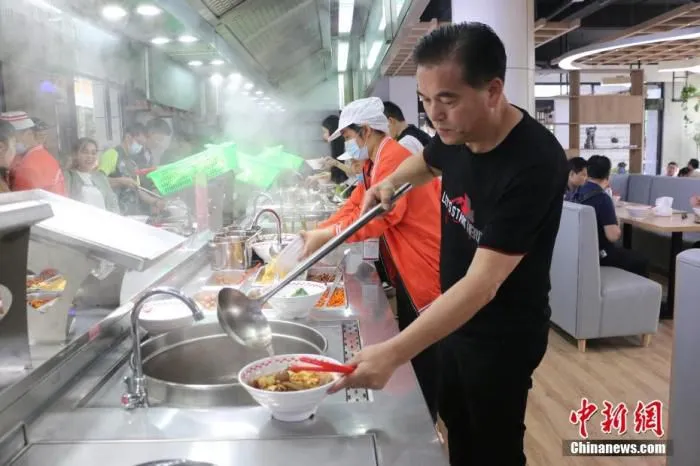 图为游客走进广西柳州市螺蛳粉企业，体验自助煮螺蛳粉。(资料照片) 中新社发 林馨 摄
