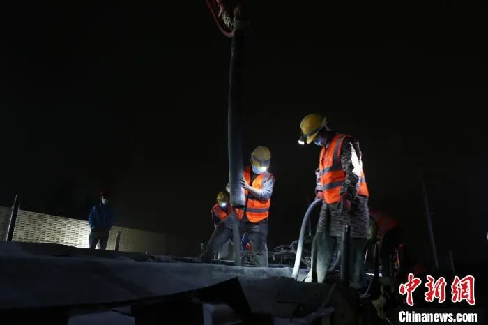 中铁上海工程局新建福厦铁路5标率先全线完成无砟轨道施工——夜间浇筑无砟轨道道床板。　中铁上海局供图