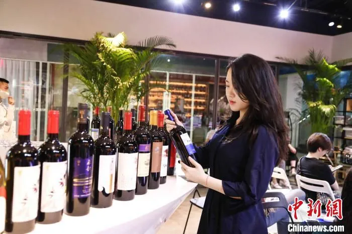 深圳酒商现场了解宁夏葡萄酒。　李佩珊 摄