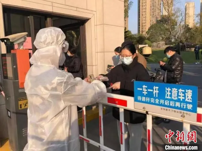 浙能燃气上虞天然气公司党员任峰，主动请缨前往封闭小区收集需要充值的IC卡。　倪周杰 摄