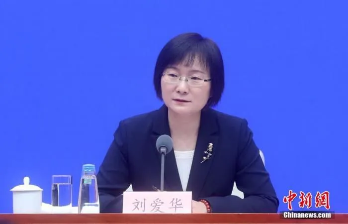 3月15日，中国国务院新闻办公室在北京举行新闻发布会，介绍2021年1-2月份国民经济运行情况。国家统计局新闻发言人、国民经济综合统计司司长刘爱华表示，1-2月份，中国社会消费品零售总额69737亿元人民币，同比增长33.8�
中新社记者 张宇 摄