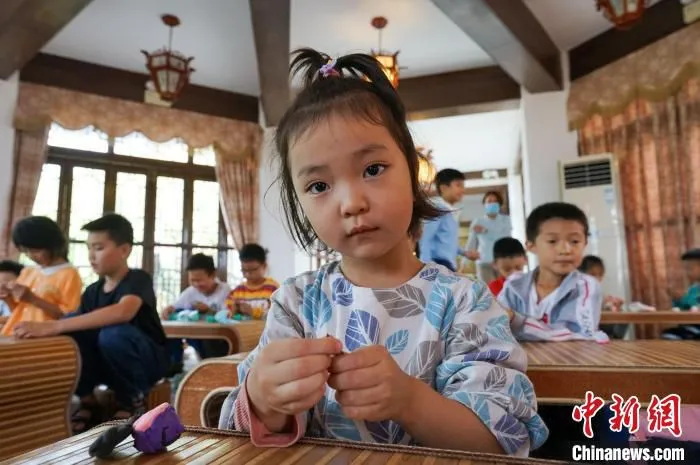 参加“寒假研学班”的职工子女。　王辅志 摄