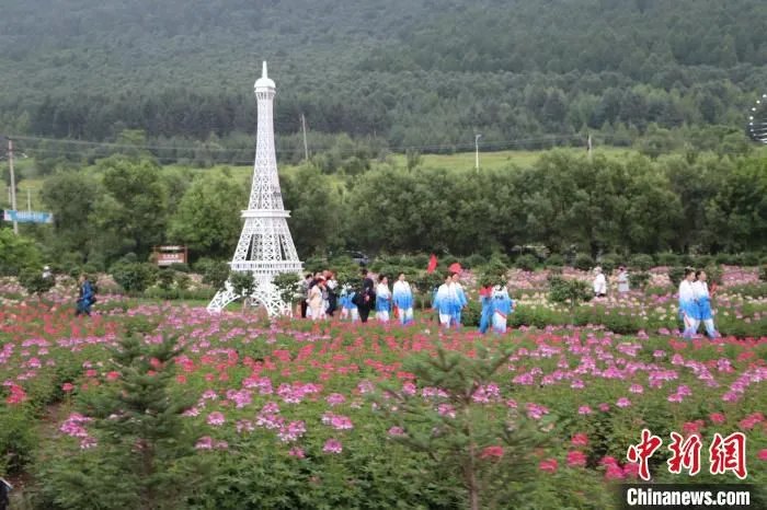 游客漫步花海景区。　牛雷 摄
