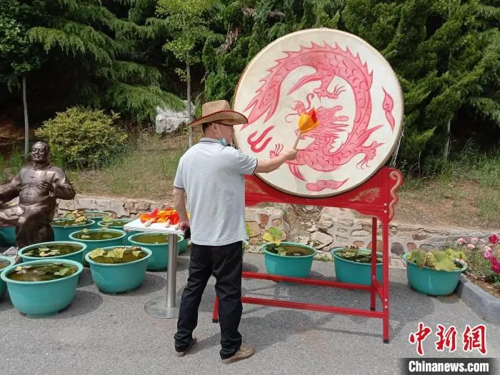图为游客在小南村游玩。　杨毅 摄