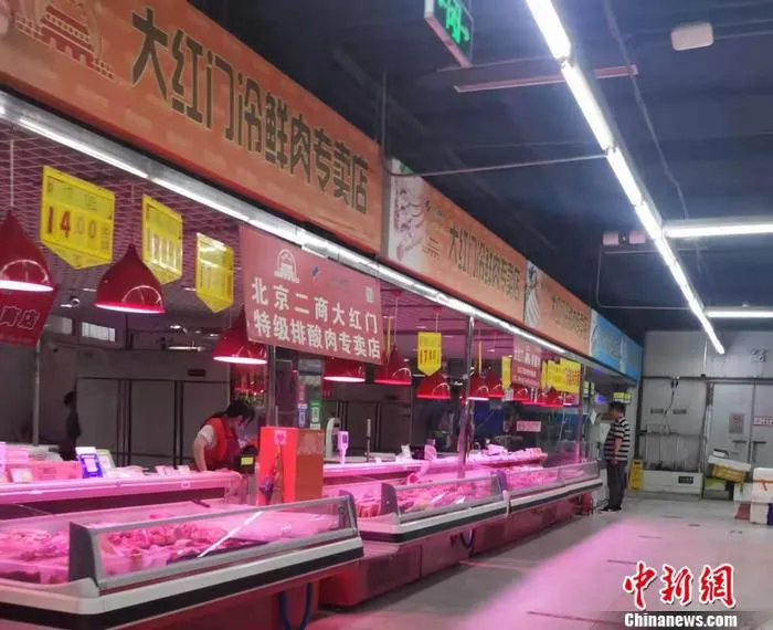 北京丰台区一家菜市场内的猪肉价格。 中新网记者 谢艺观 摄