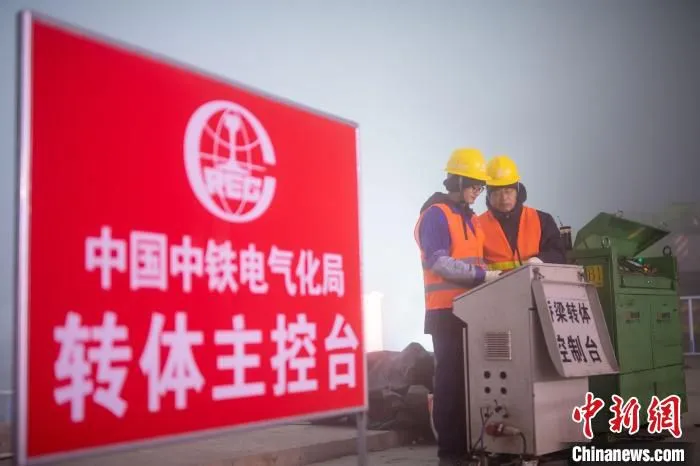 图为主控台操作工人。　赵亮 摄