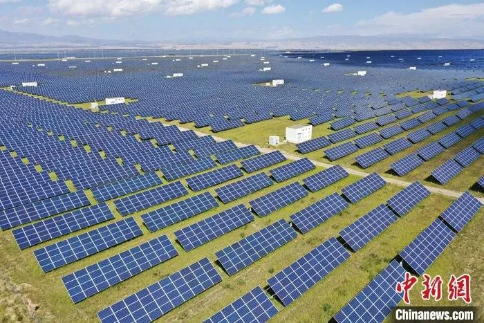 资料图：航拍青海省海南藏族自治州塔拉滩光伏产业园区。中新社记者 马铭言 摄