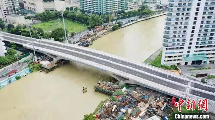当地时间7月29日，中国政府援菲帕西格河E-P桥竣工通车。E-P桥项目为拆旧建新项目，新建桥梁横跨帕西格河两岸，连接曼达卢永市和马卡蒂市，双向四车道，主桥长度约146米，路线全长约506米，项目通车后日均车流量将达到5万辆。中新社发 中国路桥工程有限责任公司菲律宾分公司供图