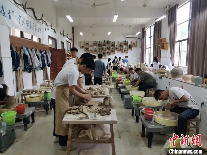 龙泉青瓷宝剑技师学院内学生正在上课 施紫楠 摄