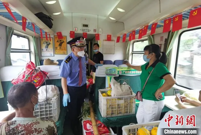 穿行于湖南、贵州、重庆地区的公益“慢火车”，是偏远山区民众出行的主要交通工具。　广铁集团供图