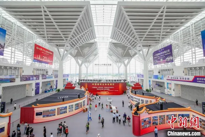 图为绿色智慧建筑博览会现场。　佟郁 摄
