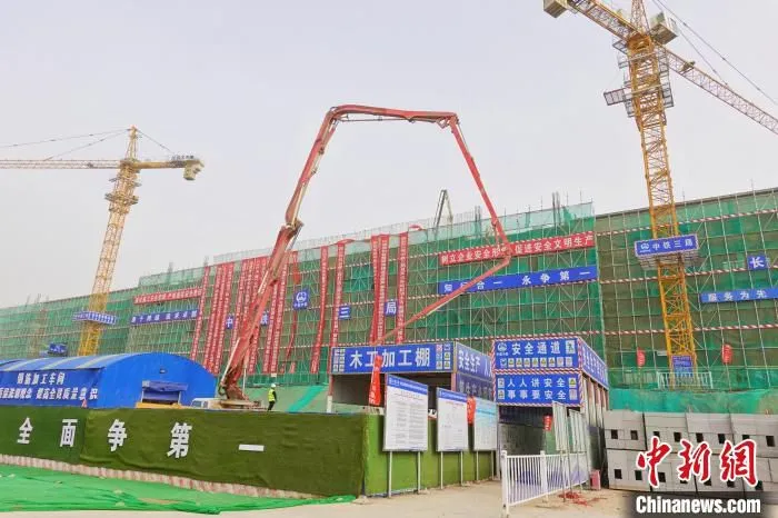 且末站主体结构顺利封顶。　景丽君 　摄