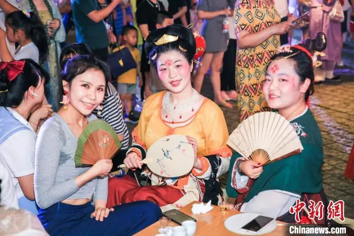市民游客参与“2020文旅市集·杭州奇妙夜”活动。　杭州市文化广电旅游局供图
