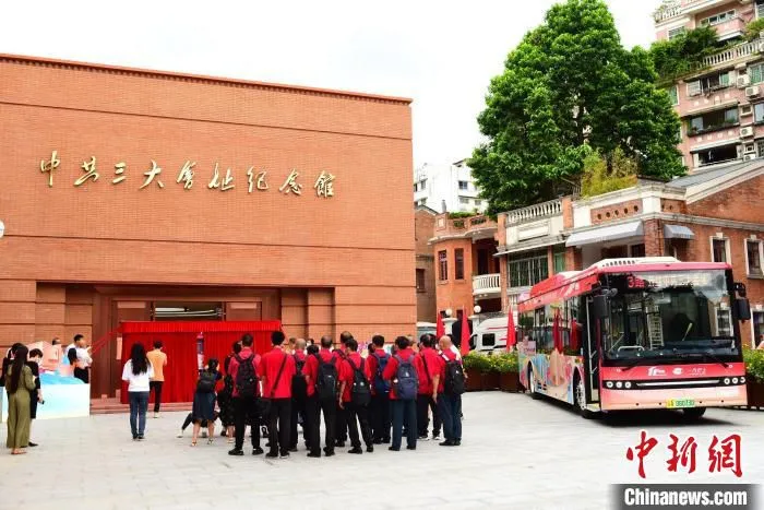 广州发布“开往中共三大会址”主题公交。　文国辉 摄