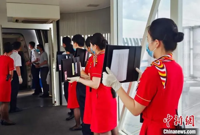 美兰机场贵宾服务员接待来宾。美兰机场供图 美兰机场供图 摄
