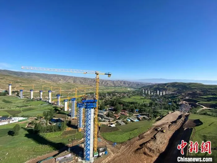 图为桥梁纽带在高原“穿针引线”。　张胜强 摄