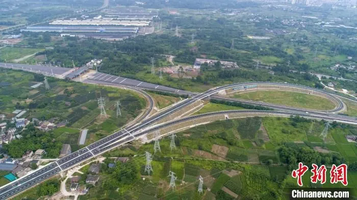 图为峨汉高速峨眉至峨边段。　刘忠俊 摄