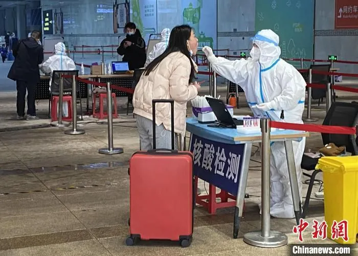 资料图：西安火车站为到达旅客进行核酸检测。　张一辰 摄
