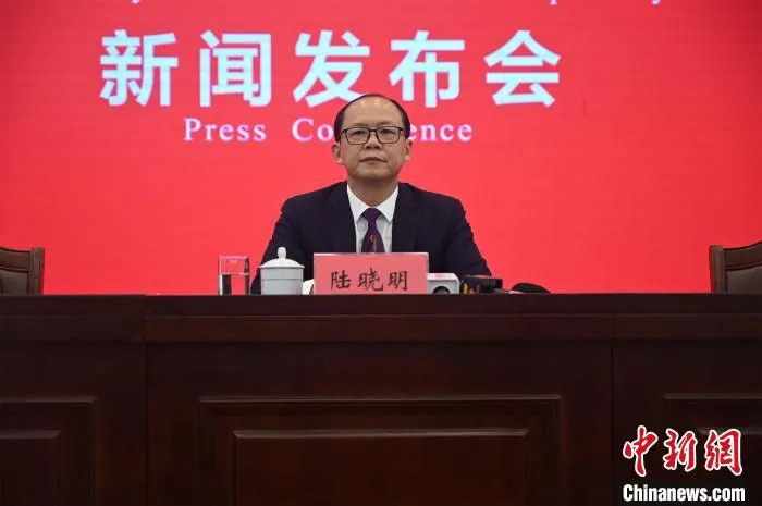 图为广西交通运输厅副厅长陆晓明在发布会上介绍相关情况。　杨志雄 摄