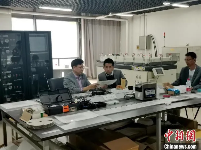 专家们在实验室里搞研究。　赵桂华 摄