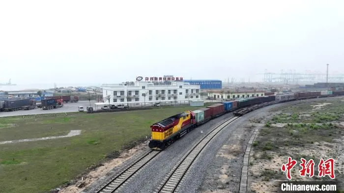 3月30日装载印度原糖的西部陆海新通道班列从钦州港东站驶出。图为列车满载货物，鸣笛出发。　宋驰 摄