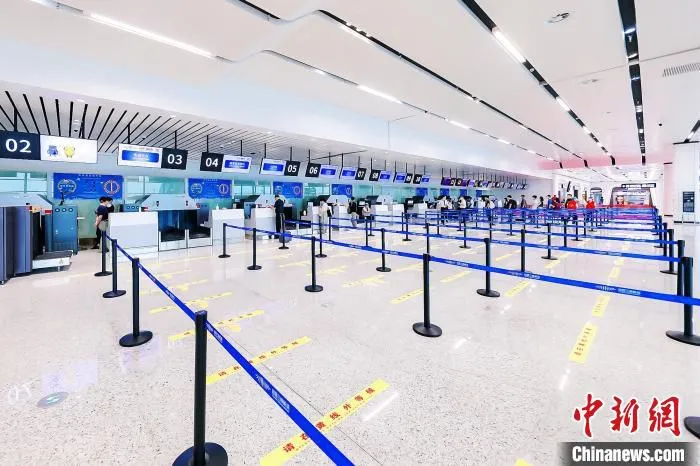 T2出发大厅共设有16个值机柜台 三峡机场 供图