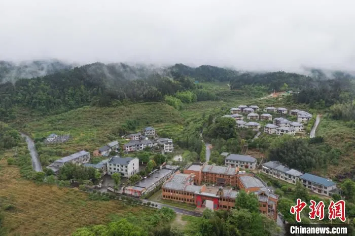 神山村群山环绕，一年四季都有拨不开的云雾。　刘力鑫 摄
