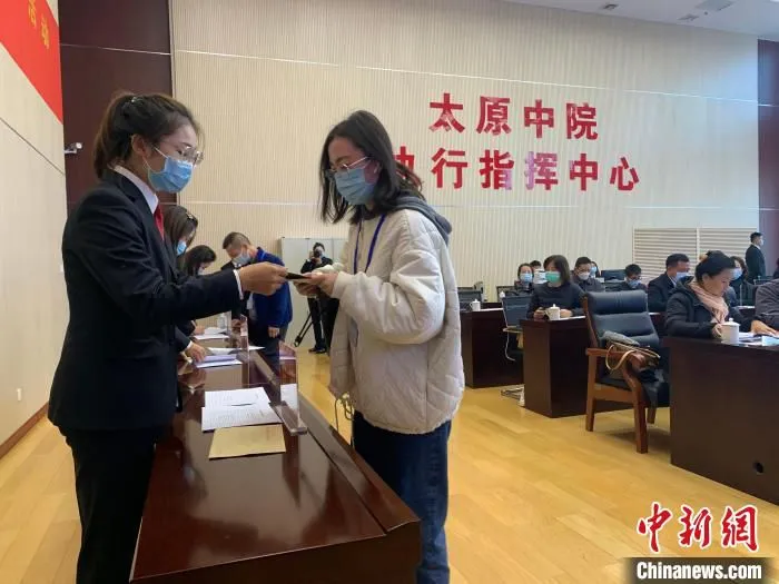 山西全省共116个法院集中发放现场同时开始案款发放。　刘小红摄 
