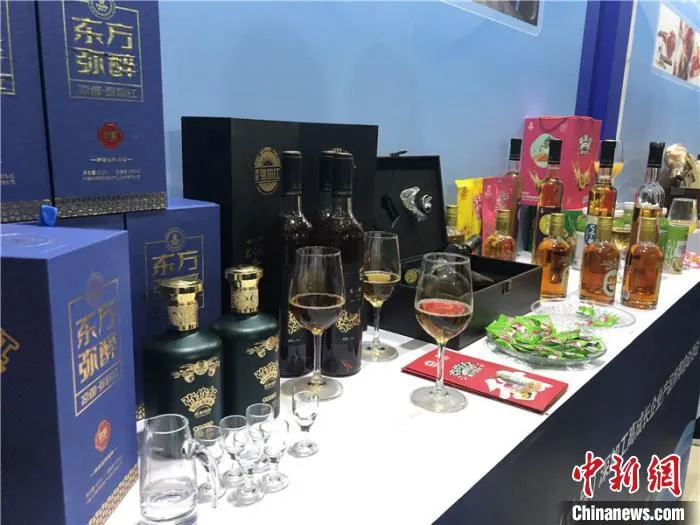 图为会场展示的贵州特色农产品加工而成的产品。　杨茜 摄