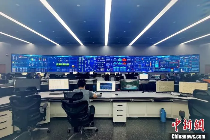 8月13日，安徽省马鞍山市中国宝武马钢集团智园运营管控中心大厅里，工作人员在这里可以监控整个公司运营情况。2020年以来，马钢实施智能化改造，打造“1个智慧中枢(运营管控中心)和5个智控中心(炼铁、炼钢、热轧、冷轧、交材)”的新型管控模式，大幅度提升了生产效率和产能，无人化指数达到47.6� 中新社记者 张强 摄