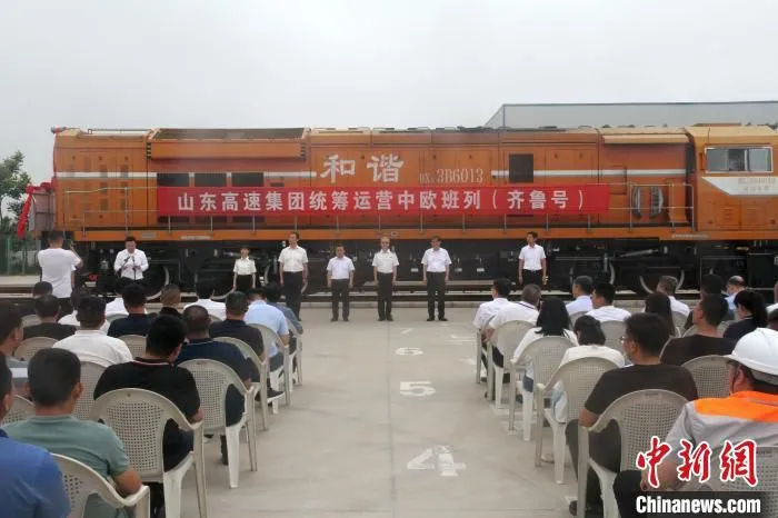 发车仪式现场。　胡耀杰 摄