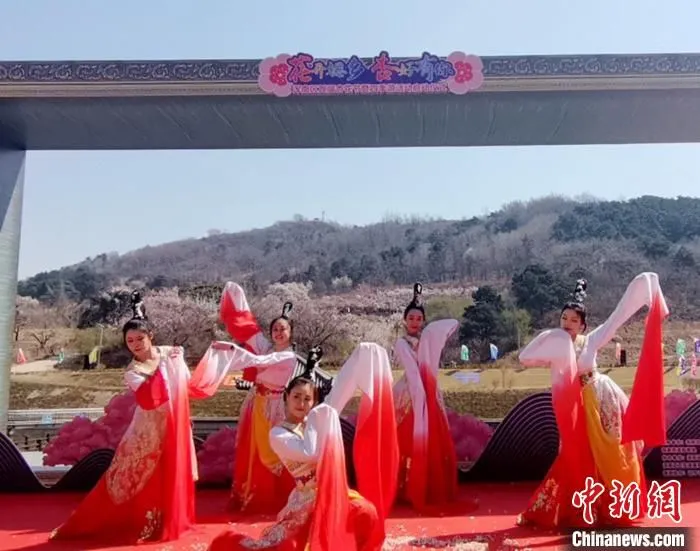 曼妙舞姿。　赵桂华 摄