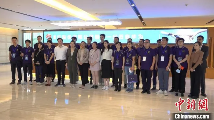 学员们前往华为上海研究所进行调研。　李秋莹 摄