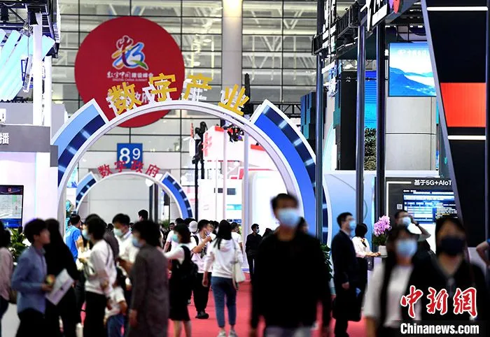 4月27日，为期三天的首届中国(福州)国际数字产品博览会(简称“数博会”)在福州市闭幕。据首届数博会组委会28日通报，本届展会面积20000平方米，设置了8个展区、986个展位，组织了456家企业参展，邀请到5311家采购企业、机构，意向成交总额286.9亿元人民币。 图为4月27日，“数博会”吸引许多市民前来观展。 中新社记者 王东明 摄 