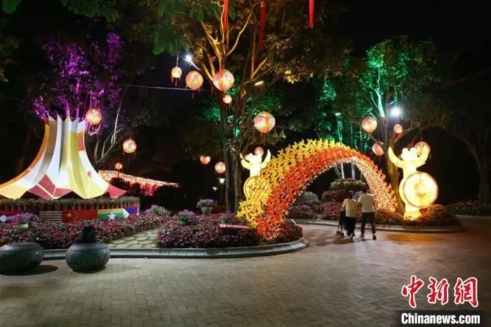 图为南宁青秀山风景区中国—东盟友谊园内的花灯展 林浩 摄