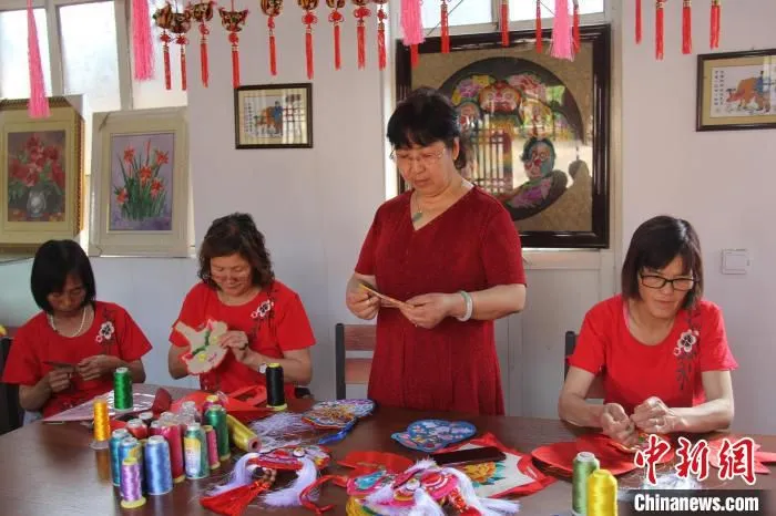 图为和顺县扶贫厂房内，妇女们正在刺绣。　和顺县融媒体中心供图