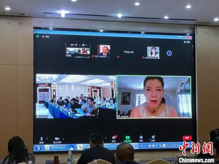 视频连线现场。　胡锦燕 摄