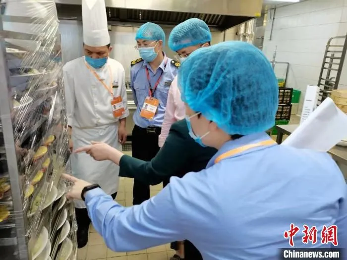 广州市场监管部门执法人员现场检查执法。　广州市市场监督管理局 摄