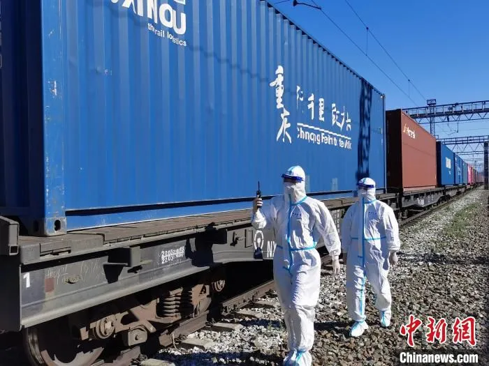 阿拉山口海关现场关员全天不间断监管出入境中欧班列。　尹狐飞雪 摄