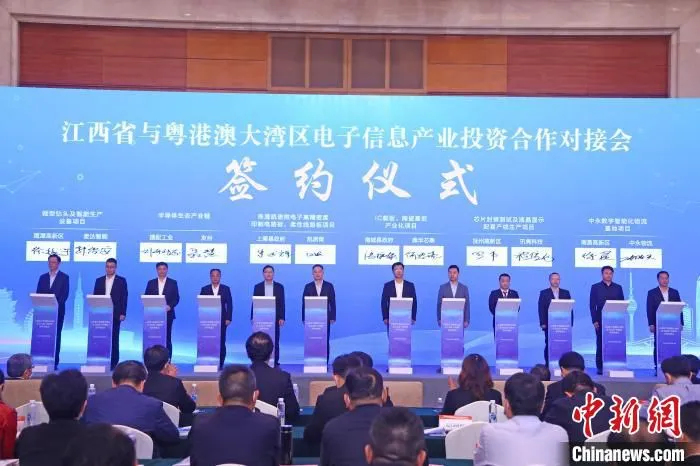 现场还举行了项目签约，涉及签约项目33项，投资总额达384亿元。　刘占昆 摄