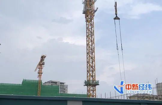 资料图：北京一工地施工中。中新经纬 张猛 摄