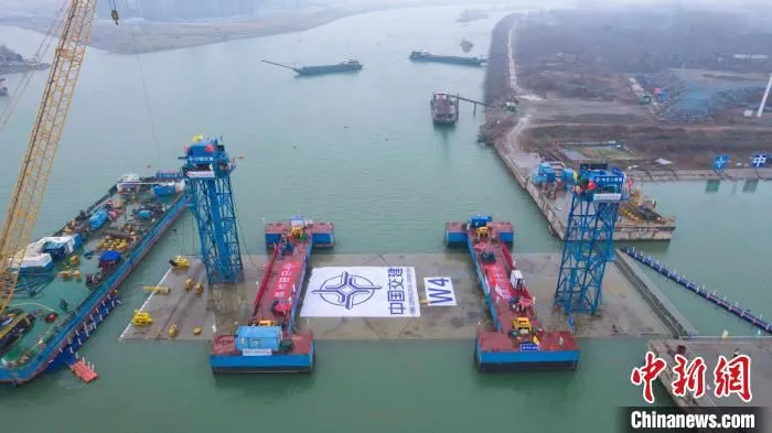 图为襄阳市东西轴线鱼梁洲过江隧道沉管施工现场　许豹　摄
