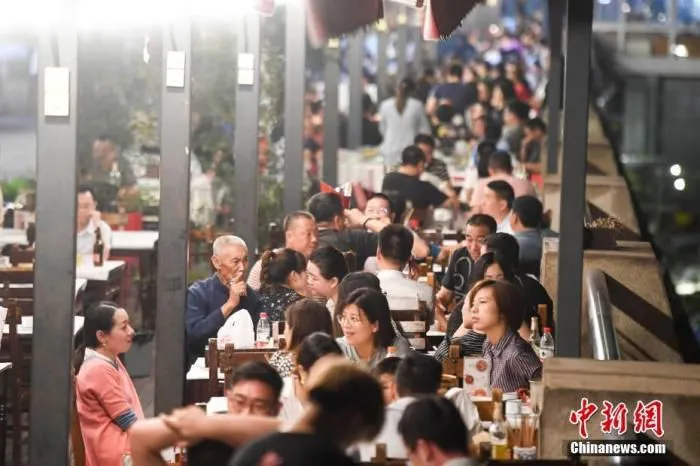资料图：长沙“夜经济”逐渐复苏。市民在夏季的夜晚出行品尝美食。 杨华峰 摄
