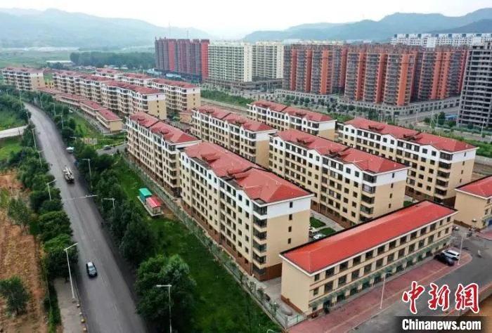 航拍和顺县康阜嘉园易地扶贫搬迁安置小区。　和顺县融媒体中心供图