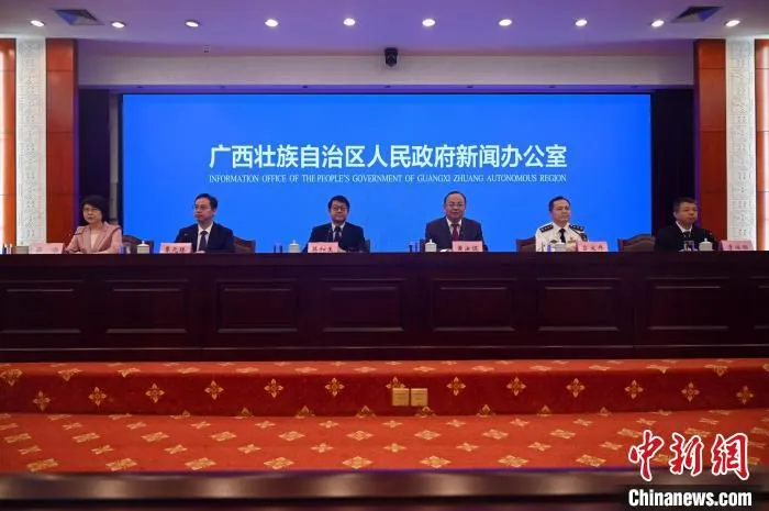 图为广西壮族自治区人民政府新闻办20日举行大力发展向海经济，加快建设海洋强区新闻发布会。　杨志雄 摄