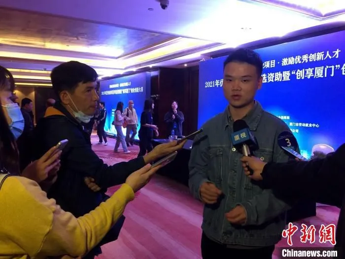 图为赛后选手接受媒体采访。　杨伏山 摄