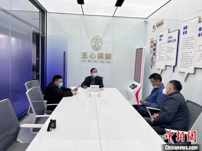 居民在警务室内调解。　盐城警方供图